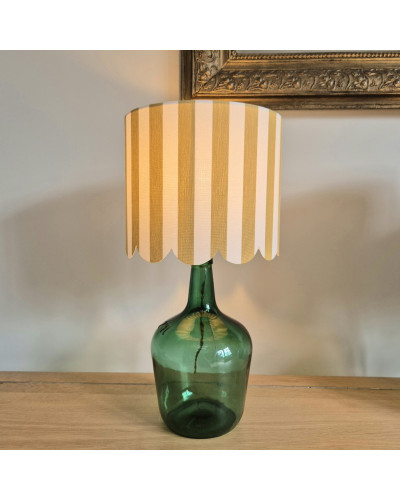 Lampe dame jeanne Félicité rayures ocres allumée