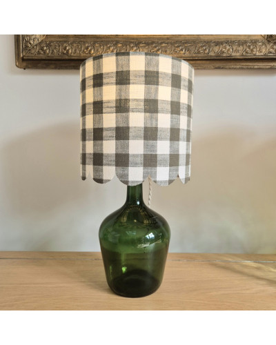 Lampe dame jeanne Félicité vichy vert allumée