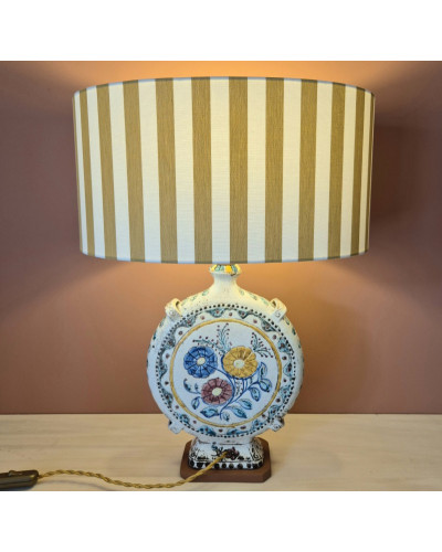 Lampe céramique fleurie Ilaria allumée