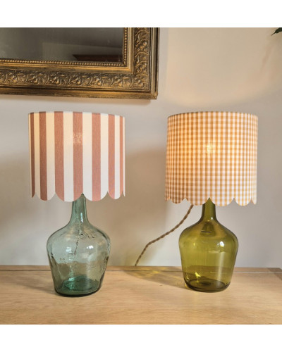 Lampe dame jeanne Félicité rayures terracotta et vichy camel allumées